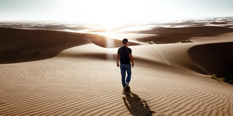 Mann in Wüste sucht Grenzen zum setzen